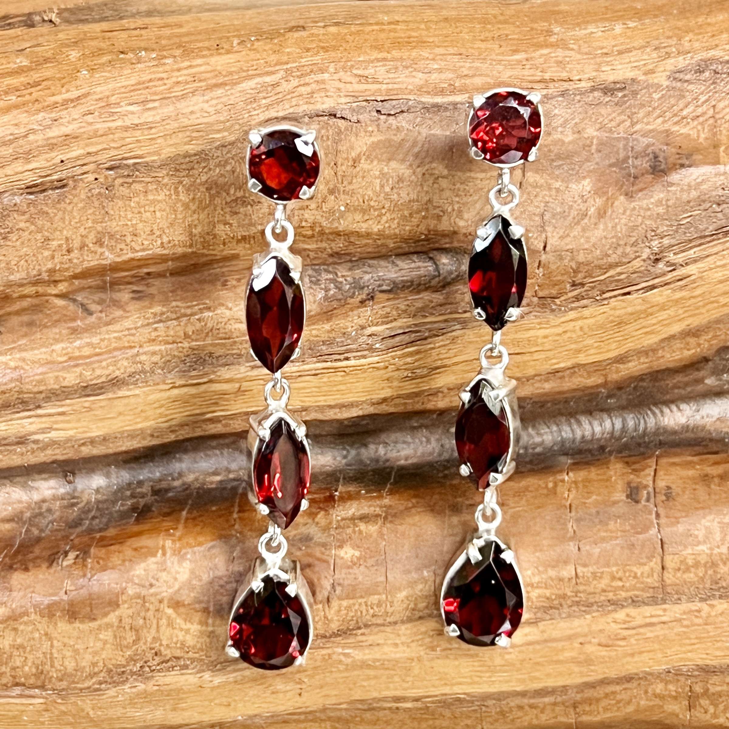 (HANDMADE 925 BALI STERLING SILVER FILIGREE EARRINGS WITH GARNET)